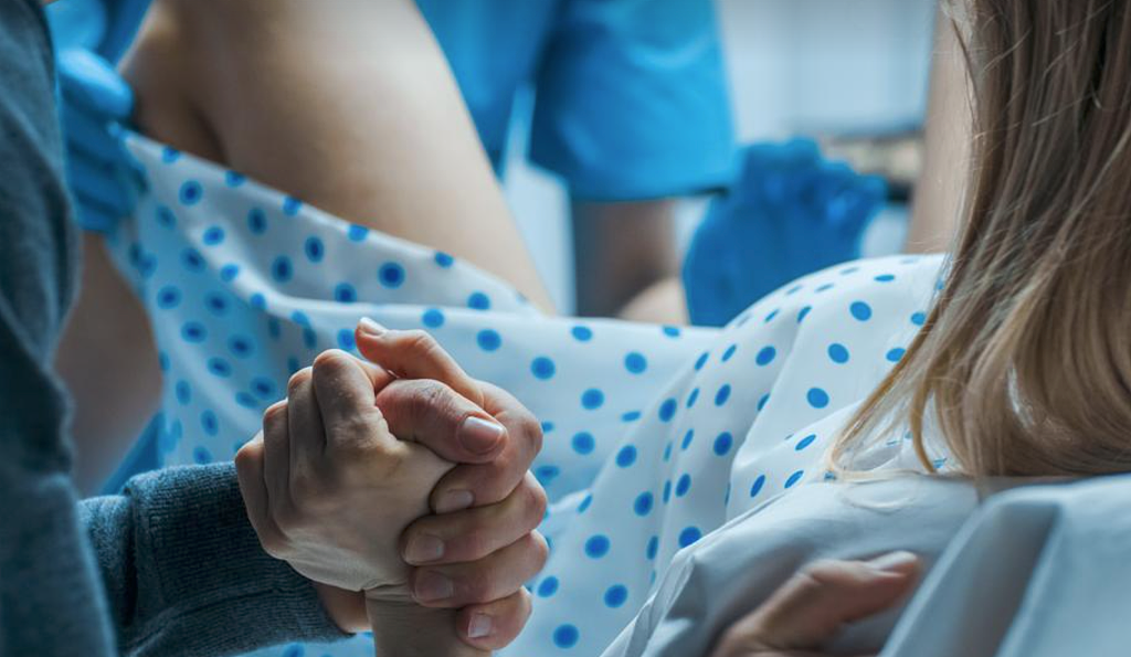 “孩子死在我肚子里，却没人管！”新州孕妇大出血急诊，等待14小时才见到医生（组图） - 2