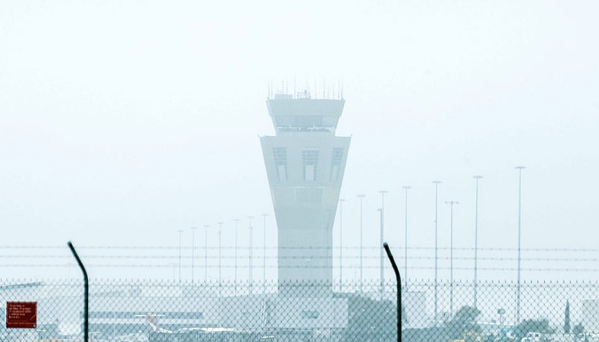 阿德莱德机场被大雾“吞没”！国际航班集体掉头，旅客滞留数小时崩溃（组图） - 3