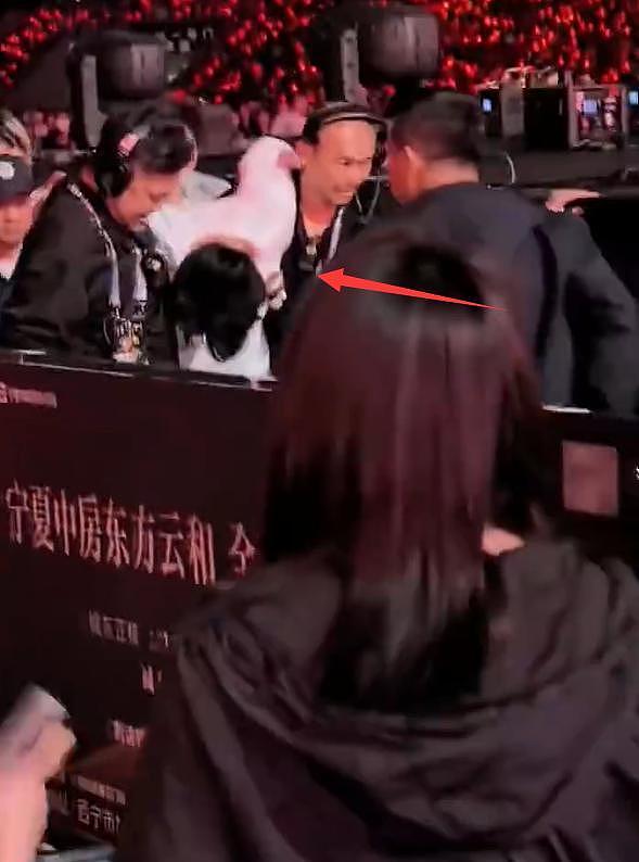 全场吓坏!杨宗纬演唱会摔下2米高台,头部着地被救护车拉走(视频/组图) - 5