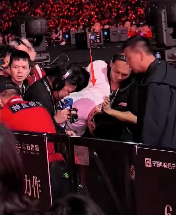 全场吓坏!杨宗纬演唱会摔下2米高台,头部着地被救护车拉走(视频/组图) - 4