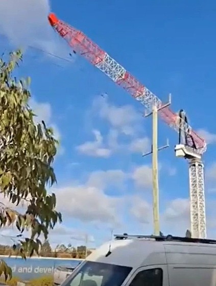 墨尔本大型起重机突然坍塌!撞上电线杆,数辆汽车被砸(组图) - 3