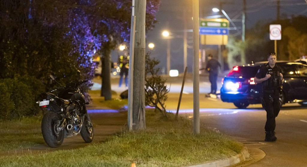 澳街头发生惨烈车祸！摩托车撞上卡车，骑手当场死亡（组图） - 2