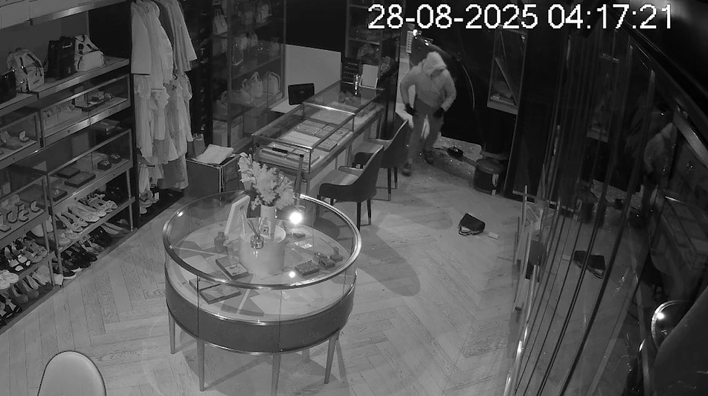 澳华人区珠宝店深夜遭劫，歹徒驾车冲入店铺作案！警方公布监控急寻知情者（组图） - 2