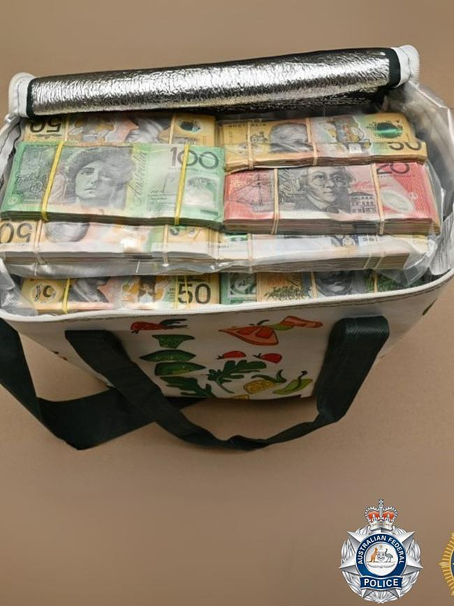 拦车一查全是钱！澳警方搜出6大包现金，总值$58万，司机当场被捕（组图） - 2