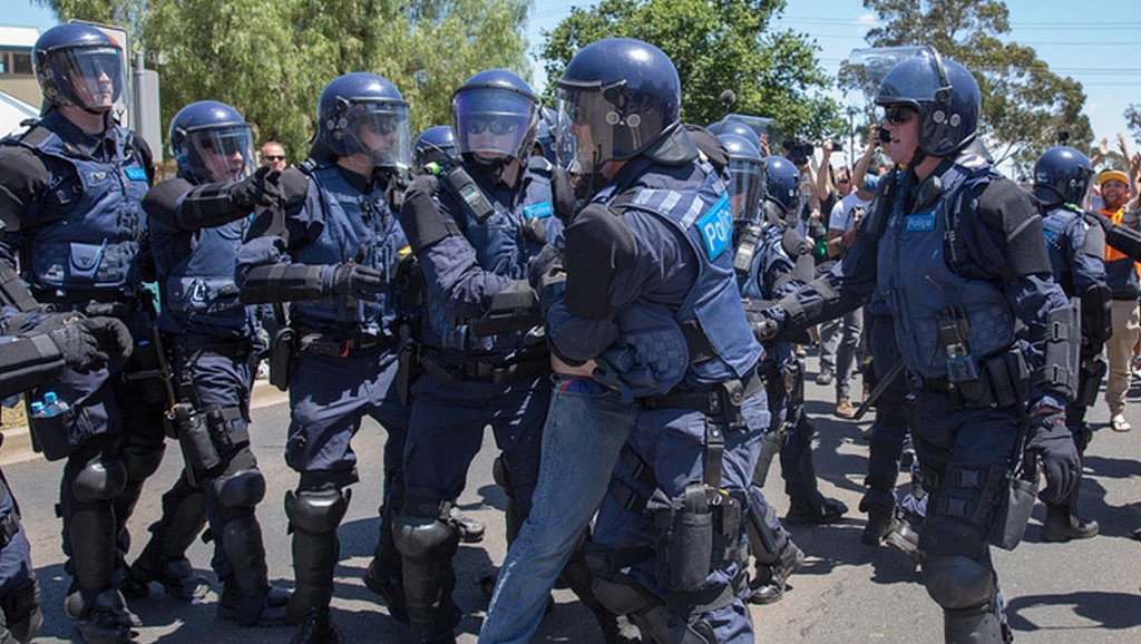 全澳各地爆发反移民游行，数万人涌上街头！抗议者要求艾博年下台，与亲巴示威者互殴（视频/组图） - 38