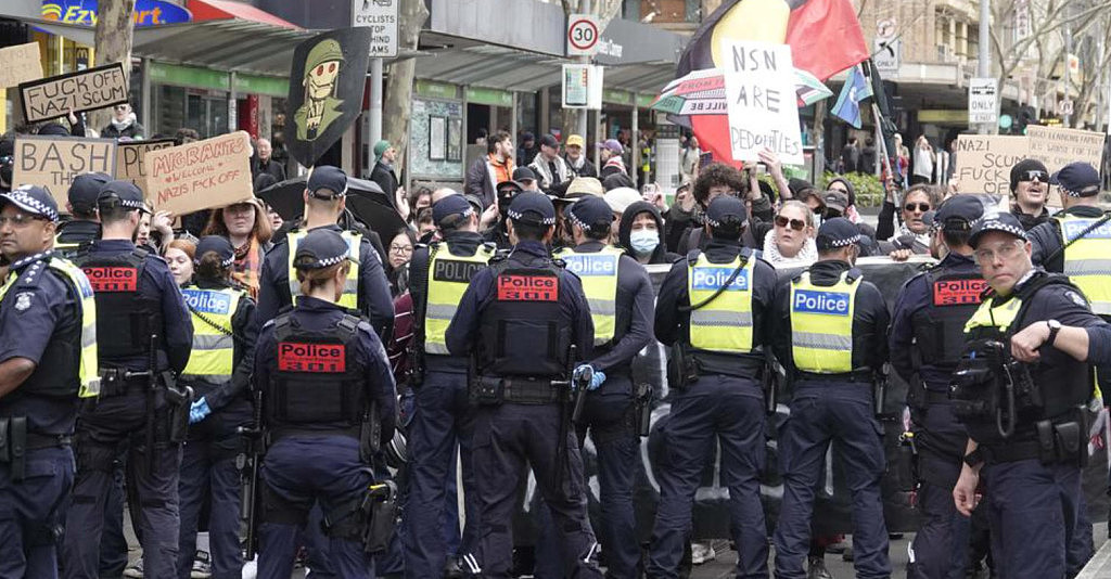 全澳各地爆发反移民游行，数万人涌上街头！抗议者要求艾博年下台，与亲巴示威者互殴（视频/组图） - 25