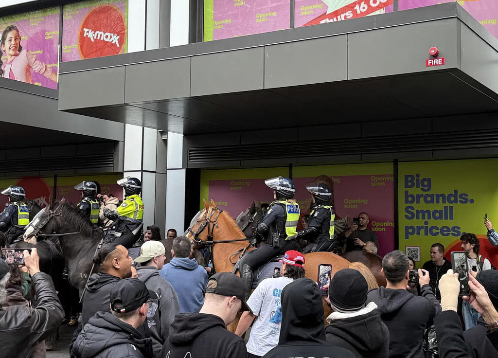 全澳各地爆发反移民游行，数万人涌上街头！抗议者要求艾博年下台，与亲巴示威者互殴（视频/组图） - 15