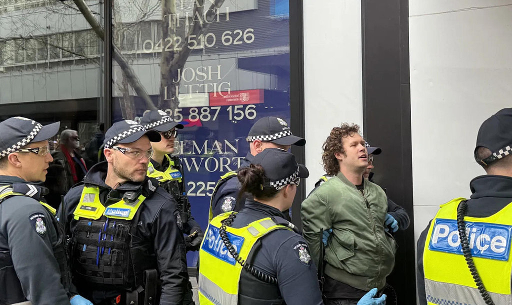 全澳各地爆发反移民游行，数万人涌上街头！抗议者要求艾博年下台，与亲巴示威者互殴（视频/组图） - 16