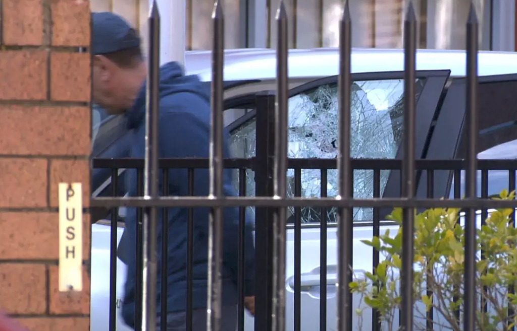 突发！男子驾车冲入悉尼俄领馆，警员拔枪将其制服（组图） - 2