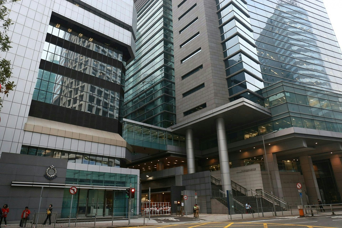离大谱！香港警察被骗至柬埔寨园区，因持警官证被放走！官方回应（视频/组图） - 2