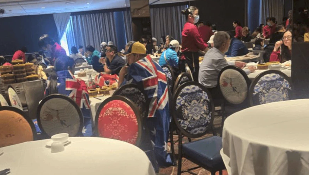 全网热议！反移民抗议者悉尼中餐厅吃饭，店员：一群普通顾客，没惹事（组图） - 1