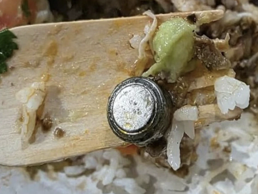 澳女吃出腐蚀电池，差点中毒！店家补偿方案惹众怒（组图） - 2