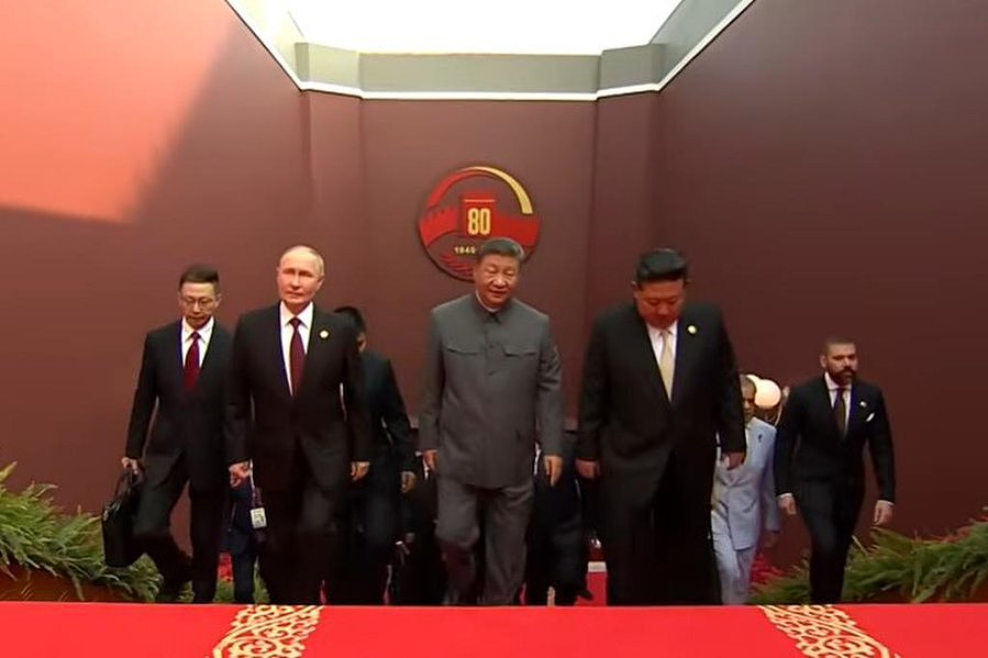 九三阅兵结束!俄朝元首会面,金正恩称愿尽所能助俄!特朗普表态(视频/组图) - 31