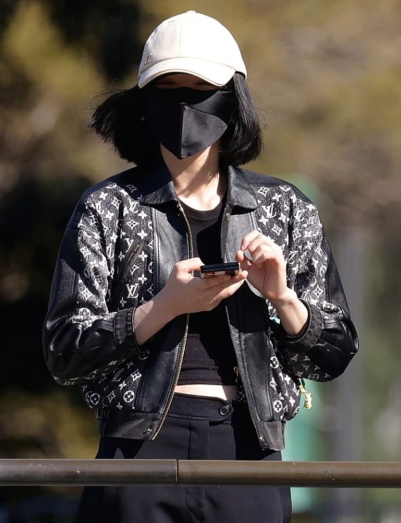 杨兰兰现身悉尼餐厅,全身LV爱马仕,总价超$1.1万!吃饭都戴着口罩(视频/组图) - 6
