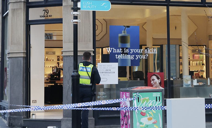 墨尔本Mecca美妆店遭货车撞击抢劫,嫌疑人洗劫化妆品后逃逸(组图) - 3