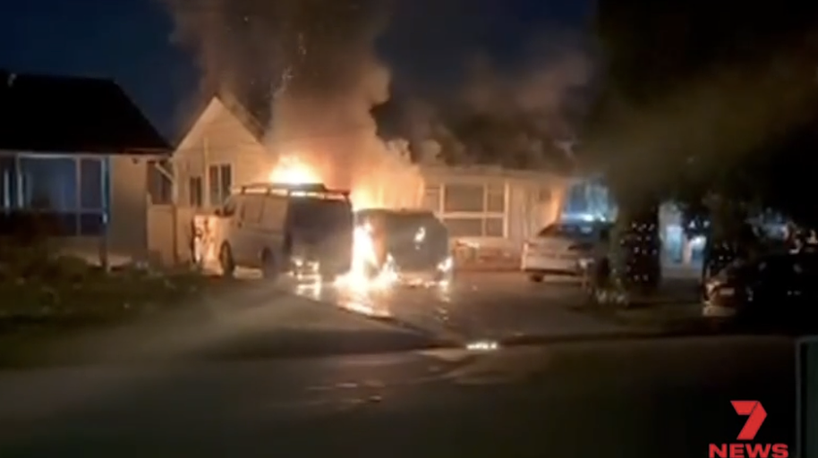 混合动力车深夜爆炸起火，悉尼住宅前部尽毁！21年家园一夜成焦土（组图） - 2