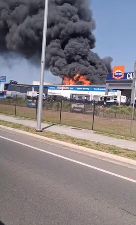 澳轮胎店爆炸起火！浓烟直冲云霄，1人重伤送医（组图） - 3