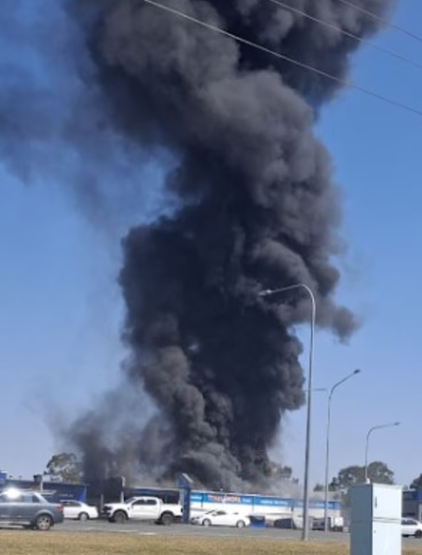 澳轮胎店爆炸起火！浓烟直冲云霄，1人重伤送医（组图） - 4