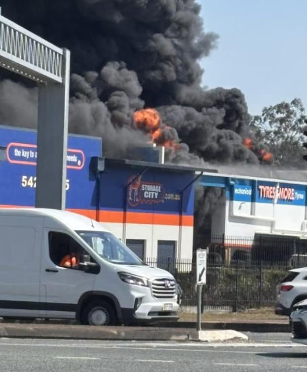 澳轮胎店爆炸起火！浓烟直冲云霄，1人重伤送医（组图） - 5