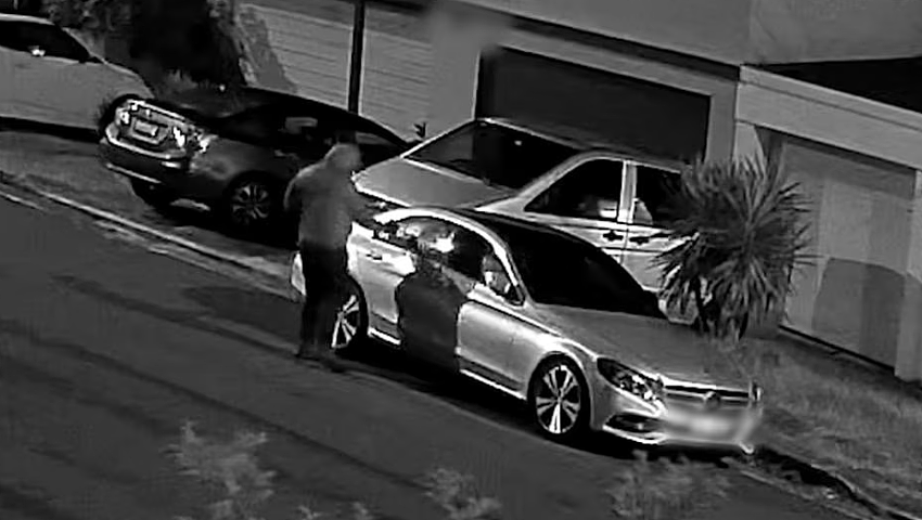 悉尼住宅遭蒙面人纵火喷涂反犹涂鸦,警方公布监控画面追查涉案人员(组图) - 4