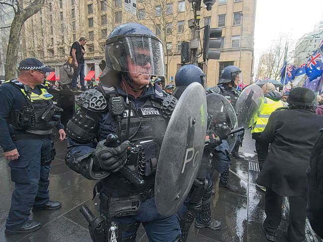 澳洲多城爆发大规模抗议,大批民众走上街头!不同抗议者团体或起冲突,警方严阵以待(组图) - 6