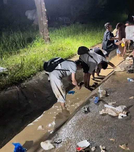 安徽音乐节泥泞满地！歌迷嘲现场变插秧节（视频/组图） - 3