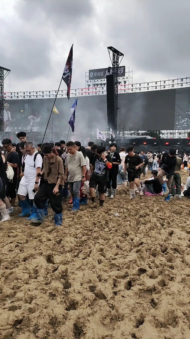 安徽音乐节泥泞满地！歌迷嘲现场变插秧节（视频/组图） - 5