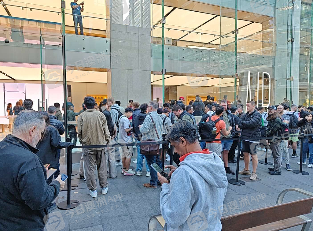现场直击!iPhone 17在澳发售,悉尼市中心大排长龙!华人:“果粉”的节日(视频/组图) - 19