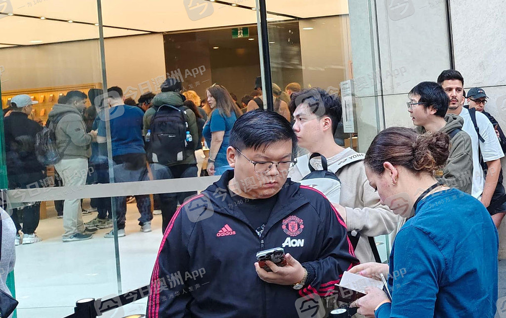 现场直击!iPhone 17在澳发售,悉尼市中心大排长龙!华人:“果粉”的节日(视频/组图) - 15