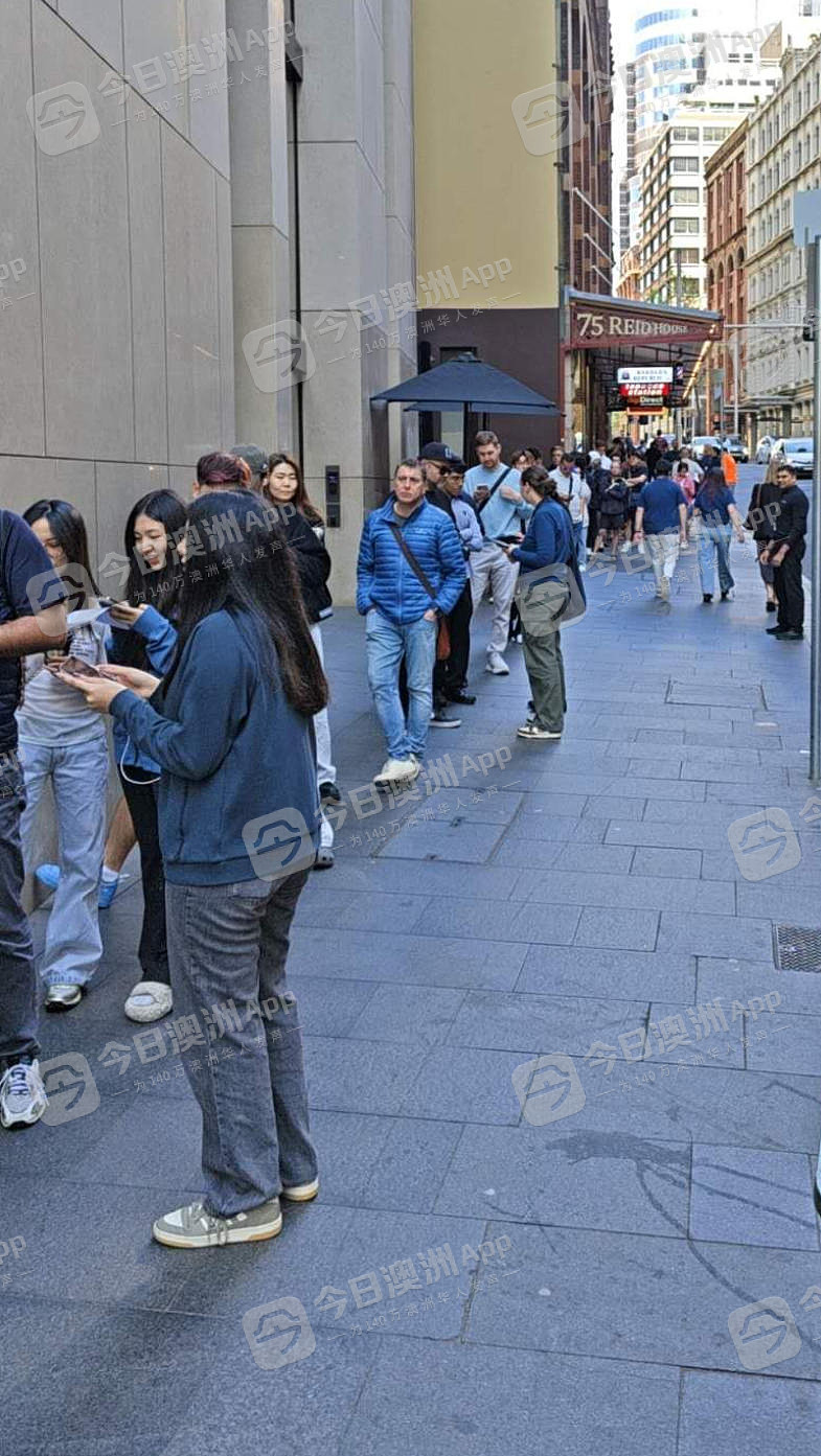 现场直击!iPhone 17在澳发售,悉尼市中心大排长龙!华人:“果粉”的节日(视频/组图) - 2