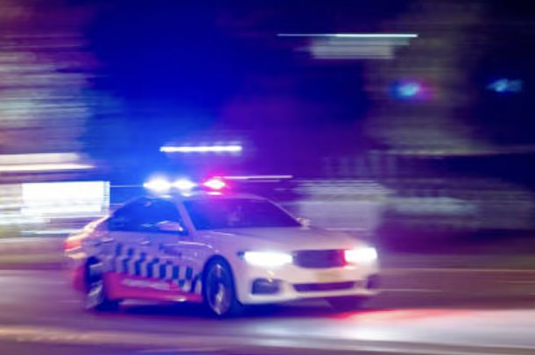 悉尼街头上演警匪追车大战!歹徒驾车连撞多辆警车,警员开枪还击(组图) - 2