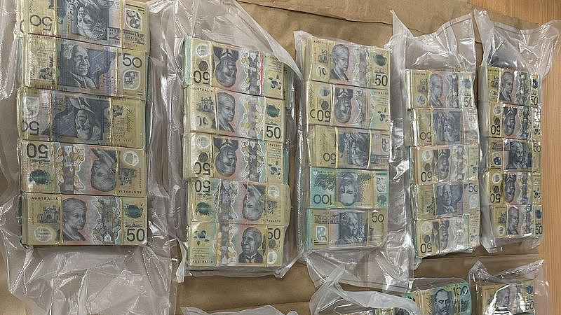 澳警方查酒驾，竟意外查获$100万现金！司机当场被捕（图） - 2