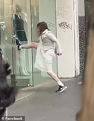 光天化日下,澳CBD上演“零元购”!女子砸店后直接开抢,全程无人阻拦(视频/组图) - 2