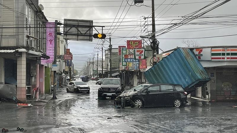全球“风王“发威，巨浪拍断桥，台湾14死18伤！民众爬墙求救画面曝光，多趟澳中航班停飞 （视频/组图） - 3