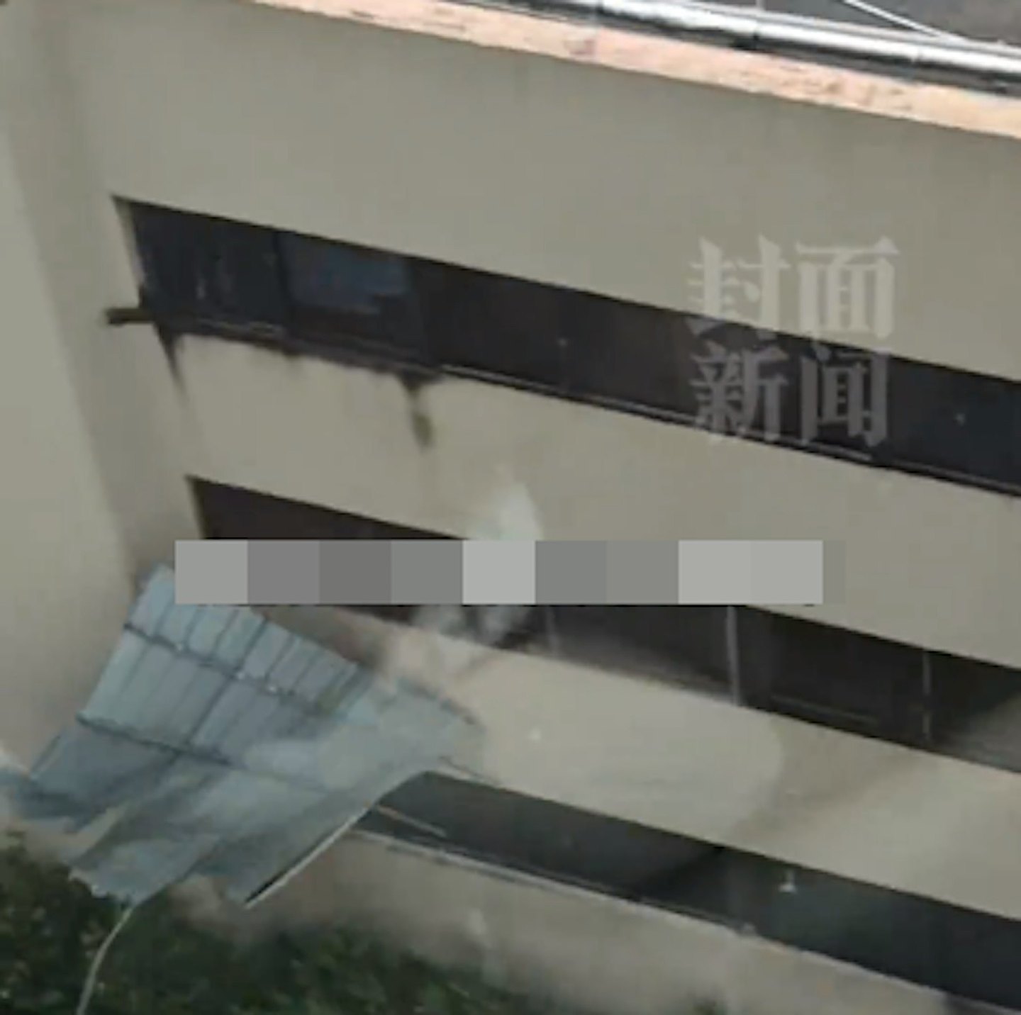 超强台风“桦加沙”登陆广东，高楼剧烈晃动！珠海司机街头“玩水造浪”，台湾堰塞湖溃堤14死，香港酒店有人被冲走（视频/组图） - 3