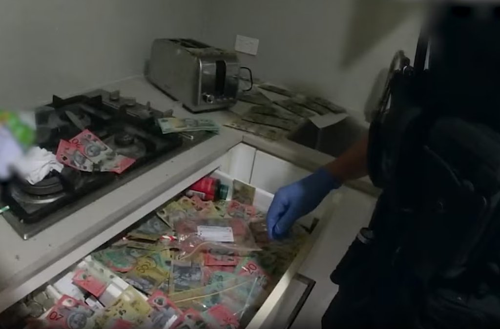 澳警方深夜突袭民宅！缴获$5万现金和大量毒品，2人被捕（组图） - 2