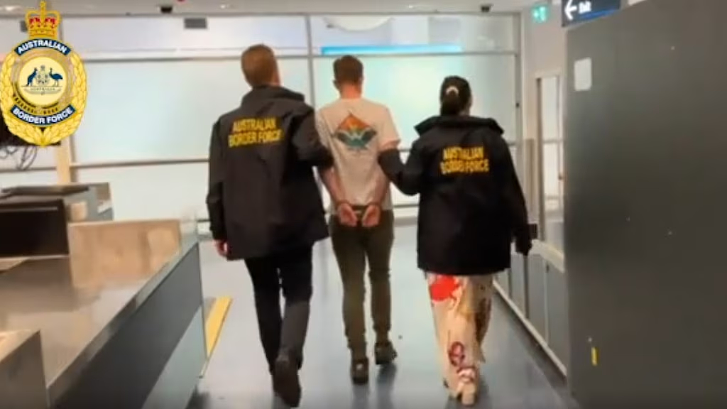 男子刚落地澳洲,当场被捕!手机中发现大量非法资料(组图) - 2