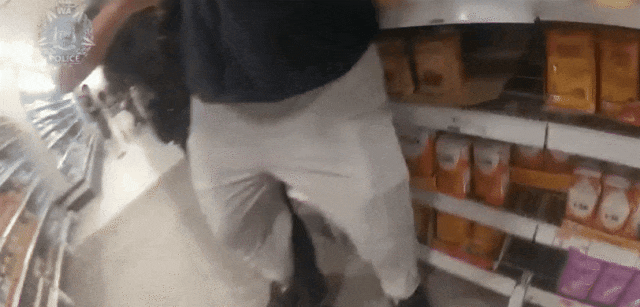 珀斯超市惊魂一幕，一男子被按倒（视频/GIF） - 2