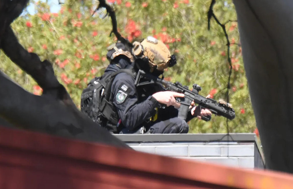 突发！大批警员荷枪实弹包围悉尼民宅，周边区域封锁（组图） - 3