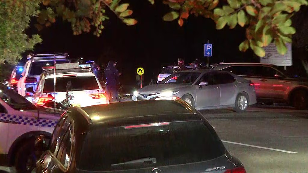 澳突发枪击案，街区紧急封锁！枪手屋顶开火，至少1人中弹，多辆汽车遭射击（组图） - 4