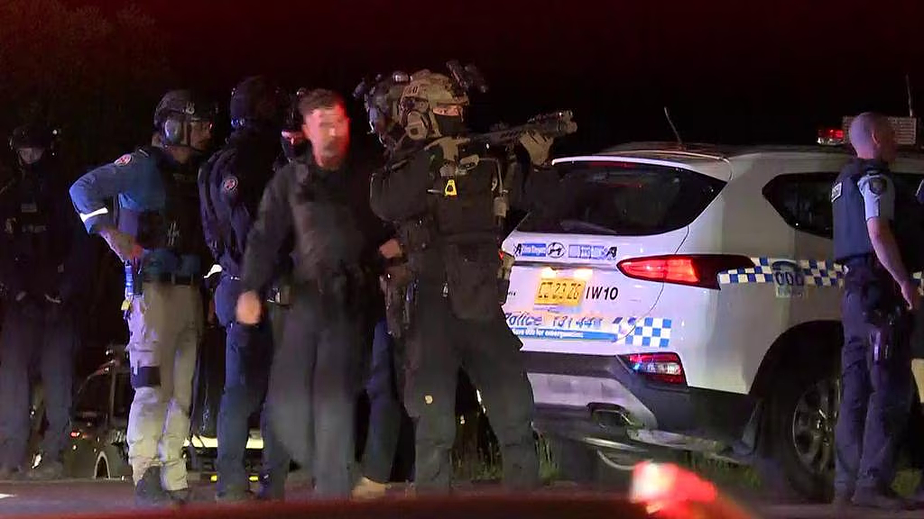 澳突发枪击案，街区紧急封锁！枪手屋顶开火，至少1人中弹，多辆汽车遭射击（组图） - 6