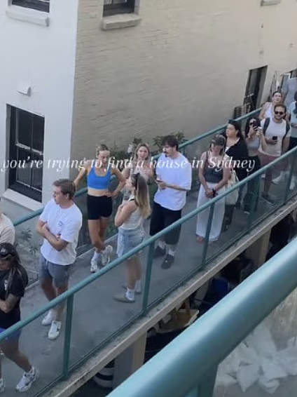 超50人长龙占据悉尼Bondi街道！目标竟是一套$800周租的无车位公寓，澳洲网友集体破防（组图） - 7