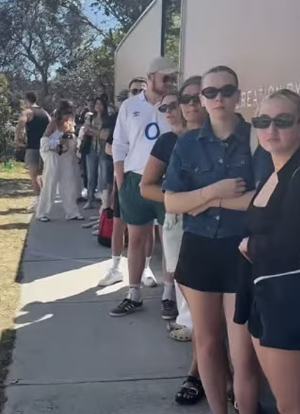超50人长龙占据悉尼Bondi街道！目标竟是一套$800周租的无车位公寓，澳洲网友集体破防（组图） - 9