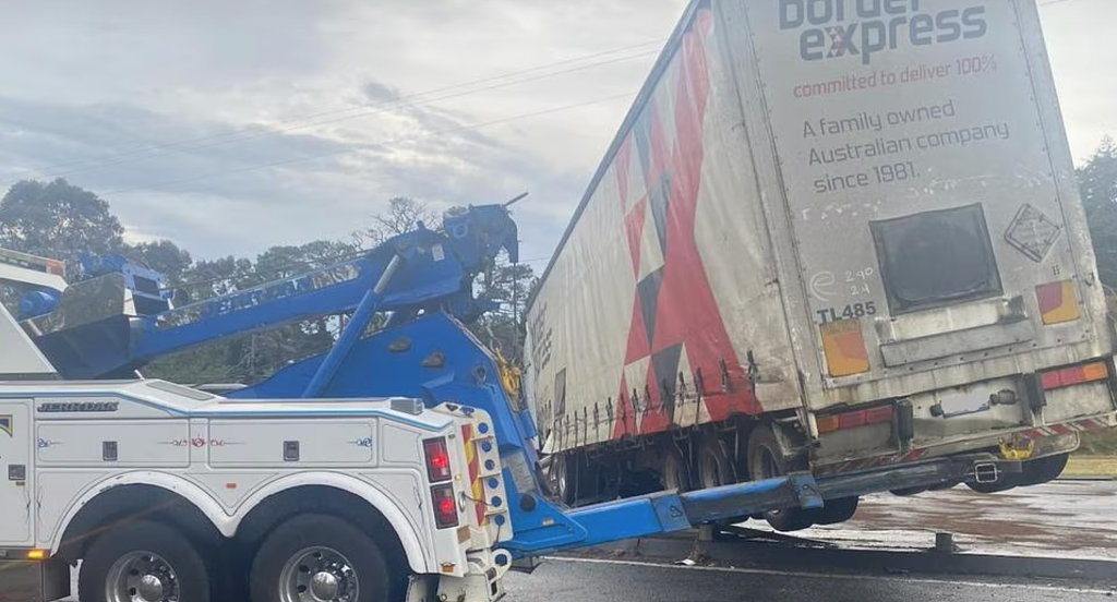 卡车高达400升柴油泄漏，悉尼高速双向道路关闭（组图） - 2