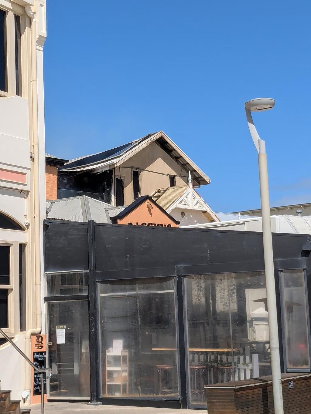 澳豪华民宿突发大火，现场火光冲天！百万澳元Airbnb烧成空壳，两人受伤送医（组图） - 6