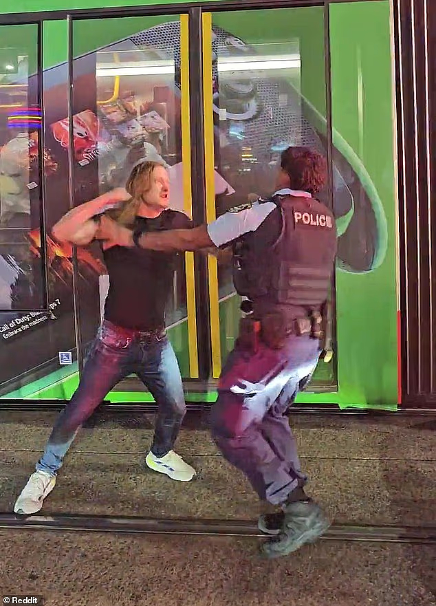 澳CBD离谱一幕：长发男阻拦轻轨，还袭警！被警员当场拿下，视频疯传（视频/组图） - 3