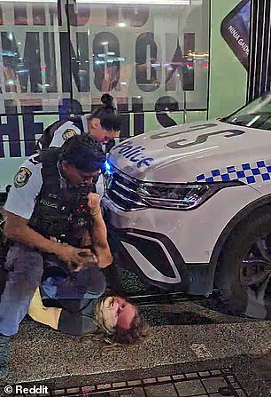 澳CBD离谱一幕：长发男阻拦轻轨，还袭警！被警员当场拿下，视频疯传（视频/组图） - 4