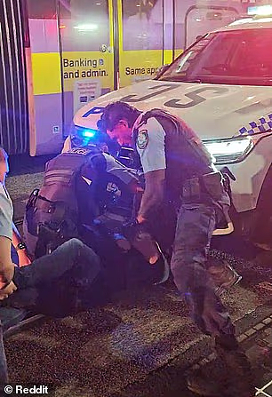 澳CBD离谱一幕：长发男阻拦轻轨，还袭警！被警员当场拿下，视频疯传（视频/组图） - 5