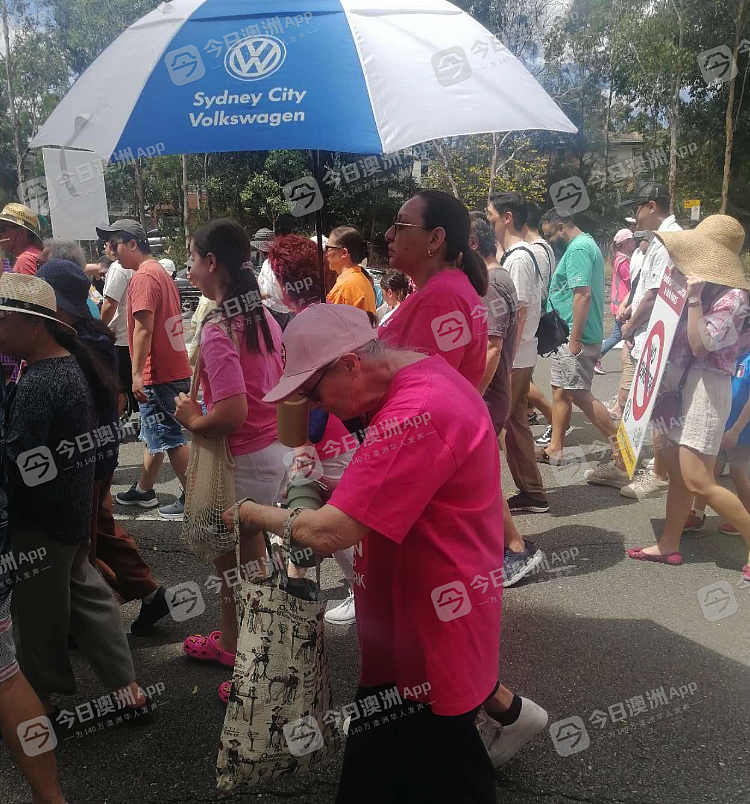 “家园不能被夺走！”数百西悉尼居民游行，抗议高球场改建大型墓地！疾呼：“为生者游行！”（视频/组图） - 4