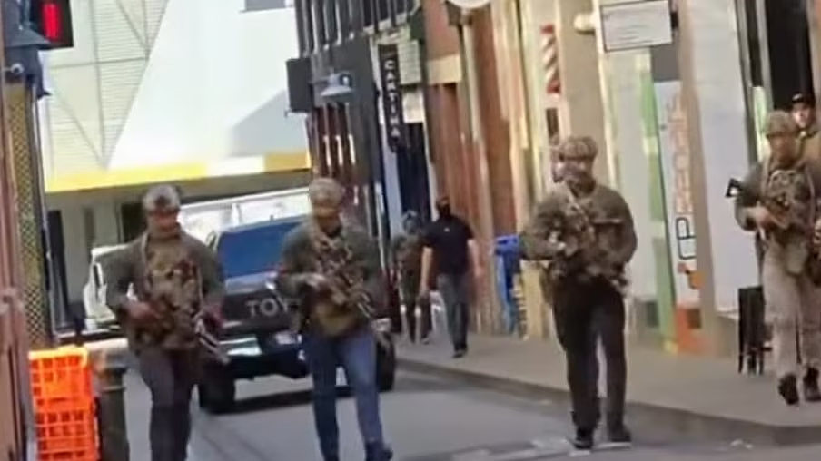 澳洲CBD今早乱套了!惊现持枪男子,引发警方大搜捕,周边道路紧急封锁(组图) - 2